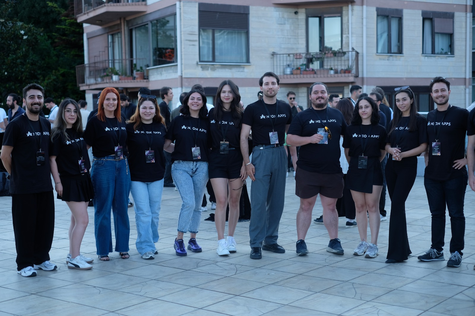 Neon Apps ekibi, iki aylık maratonun ardından final gecesinde.
